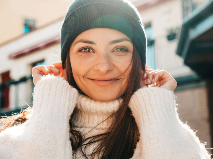 Femme de 40 ans avec une peau lumineuse et hydratée en hiver grâce au collagène