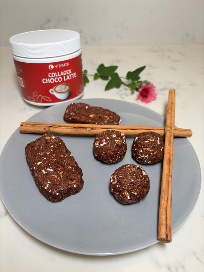 Bouchées Vitalité au Collagène Choco Latte sur une assiette, avec des bâtons de cannelle et le pot Vitamoon