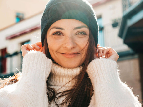Femme de 40 ans avec une peau lumineuse et hydratée en hiver grâce au collagène