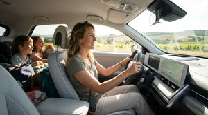 Femme souriante en voyage tenant le flacon de Probiotique Liquide Vitamoon, illustrant le confort digestif quel que soit le mode de transport
