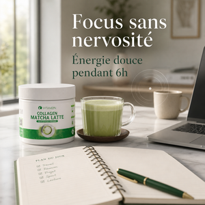 Pot de Collagène Matcha Latte Vitamoon sur bureau avec verre de matcha chaud, énergie douce et focus sans nervosité pendant 6h grâce au matcha cérémonial