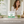 Femme de 45 ans se regardant dans le miroir avec peau lumineuse après cure de 20 jours de Collagène Matcha Latte Vitamoon : énergie jour 7, éclat jour 14, peau renforcée jour 20