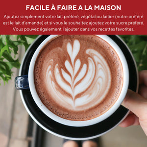 Tasse de Collagène Choco Latte Vitamoon préparée maison avec lait végétal, boisson chaude onctueuse au cacao et collagène Peptan®.