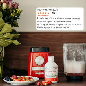 Avis client sur le Collagène Marin Liquide 10 000 mg Vitamoon, préparé avec un smoothie aux fruits rouges dans une cuisine.