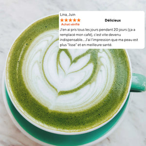 Avis client sur le Collagène Matcha Latte Vitamoon, tasse de matcha crémeux en gros plan, boisson saine qui remplace le café quotidien.