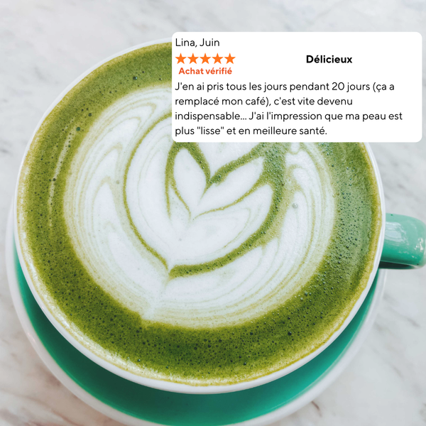 Avis client sur le Collagène Matcha Latte Vitamoon, tasse de matcha crémeux en gros plan, boisson saine qui remplace le café quotidien.