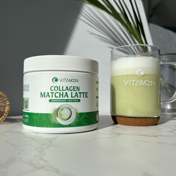 Pot de Collagène Matcha Latte Vitamoon accompagné d’un verre de boisson matcha crémeuse, photographié à la lumière naturelle pour illustrer une routine bien-être et énergie.