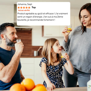 Famille partageant un verre de Multivitamine Liquide Vitamoon dans la cuisine, illustrant un rituel familial pour renforcer la vitalité et l’énergie.