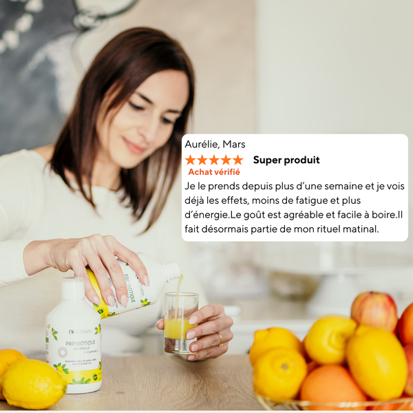 Avis client sur le Probiotique Encapsulé Vitamoon avec vitamine C, versé dans un verre au petit-déjeuner, illustrant le rituel matinal et la vitalité.