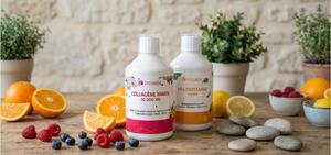 Duo de compléments alimentaires liquides Vitamoon : flacons de Collagène Marin 10 000 mg et Multivitamine Liquide sur une table en bois avec des fruits frais et des plantes dans un décor naturel.